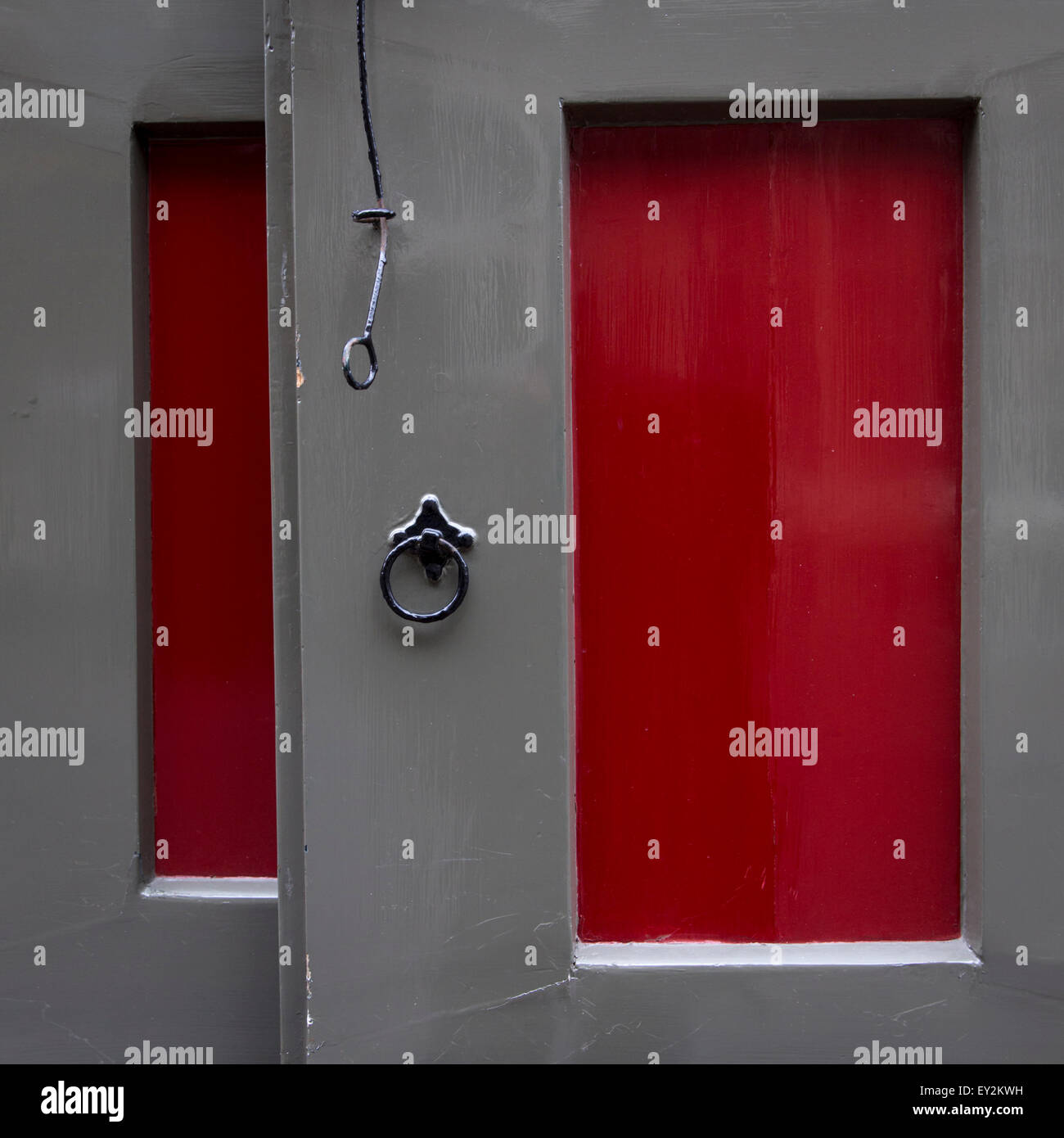 Volets gris et rouge à Amsterdam, Pays-Bas Banque D'Images