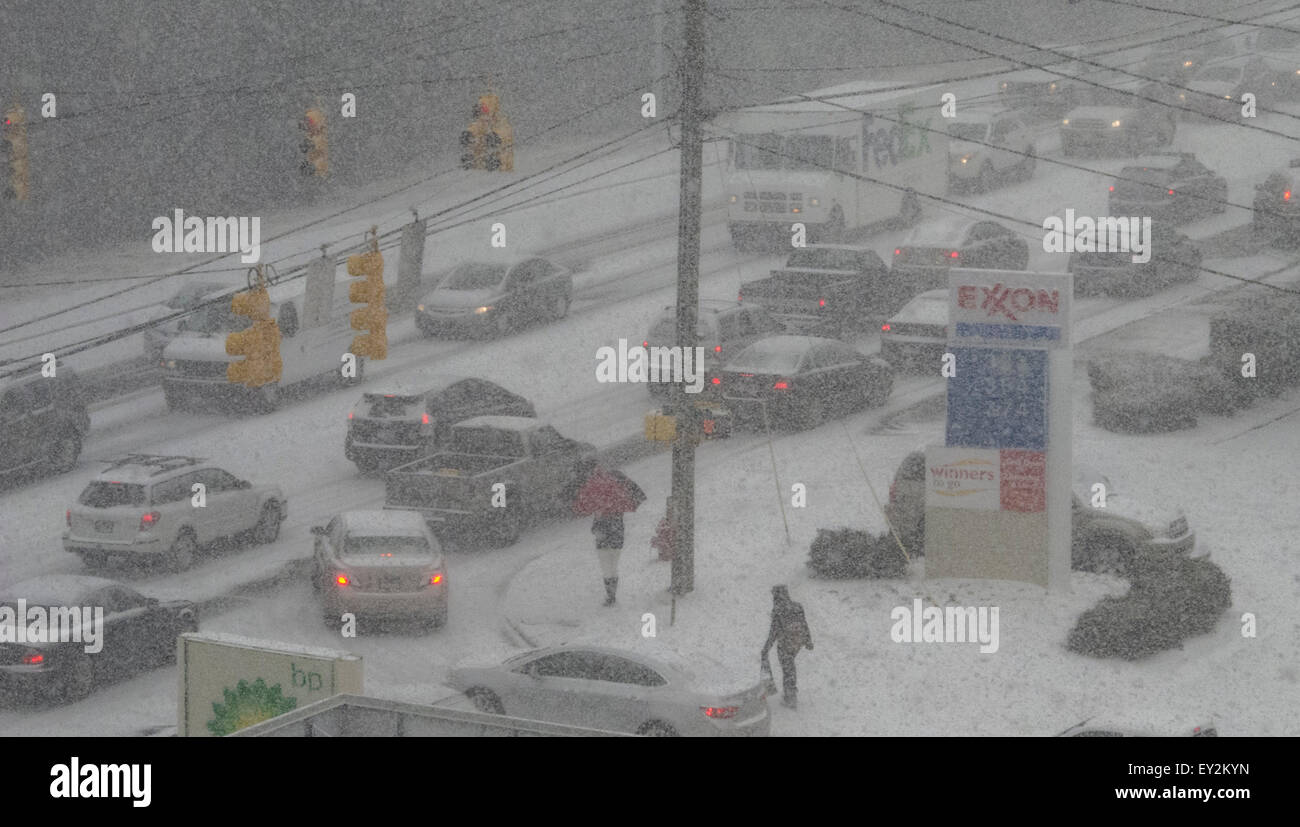 Paralysé par un trafic minimum de neige dans le sud de la ville de Durham, NC Banque D'Images