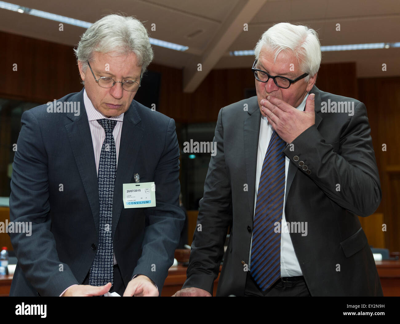 Bruxelles, Belgique. 20 juillet, 2015. Hans Dieter Lucas (L) est de regarder des papiers avec le Ministre allemand des Affaires étrangères Frank-Walter Steinmeier (R) au début d'une réunion du Conseil des affaires étrangères de l'UE au siège du Conseil de l'Union européenne à Bruxelles, Belgique, 20 juillet 2015. Photo : Thierry Monasse - AUCUN FIL - SERVICE/dpa/Alamy Live News Banque D'Images