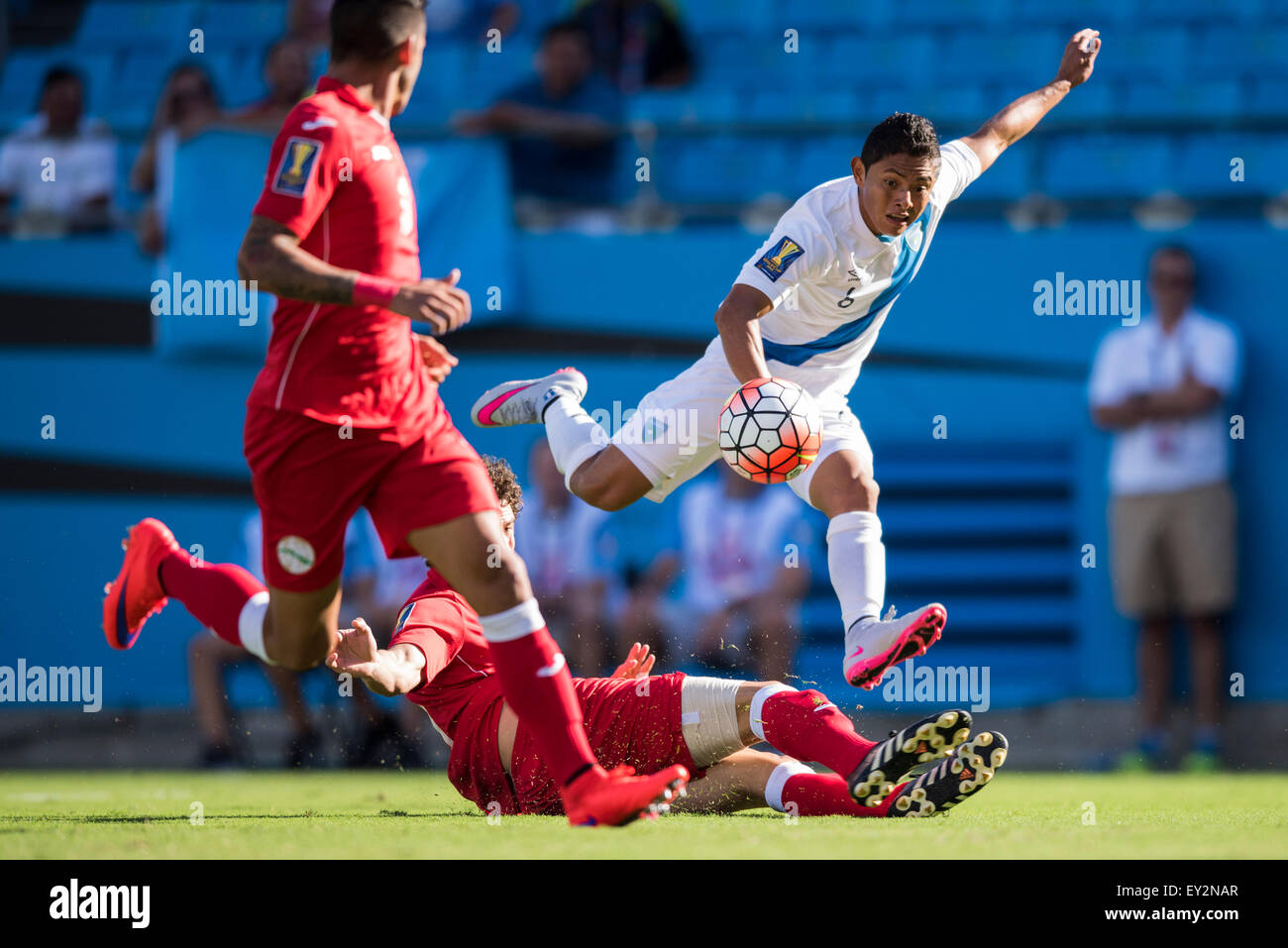 15 juillet 2015, Charlotte, NC : Guatemala M Carlos Mejia (6) au cours de la Gold Cup de la CONCACAF phase groupe match entre Cuba et le Guatemala au stade Bank of America à Charlotte, NC. Jacob Kupferman/CSM Banque D'Images