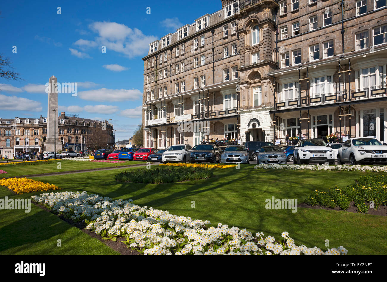 L'extérieur de l'hôtel Yorkshire et mémorial de guerre de Prospect Park au printemps Harrogate centre-ville North Yorkshire Angleterre Royaume-Uni GB Grande-Bretagne Banque D'Images