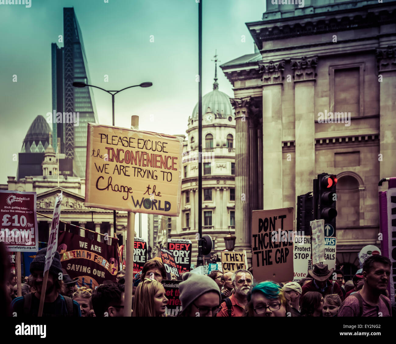Mars anti-austérité dans la ville de Londres le 20 juin 2015 avec des bâtiments de la ville historique dans l'arrière-plan Banque D'Images