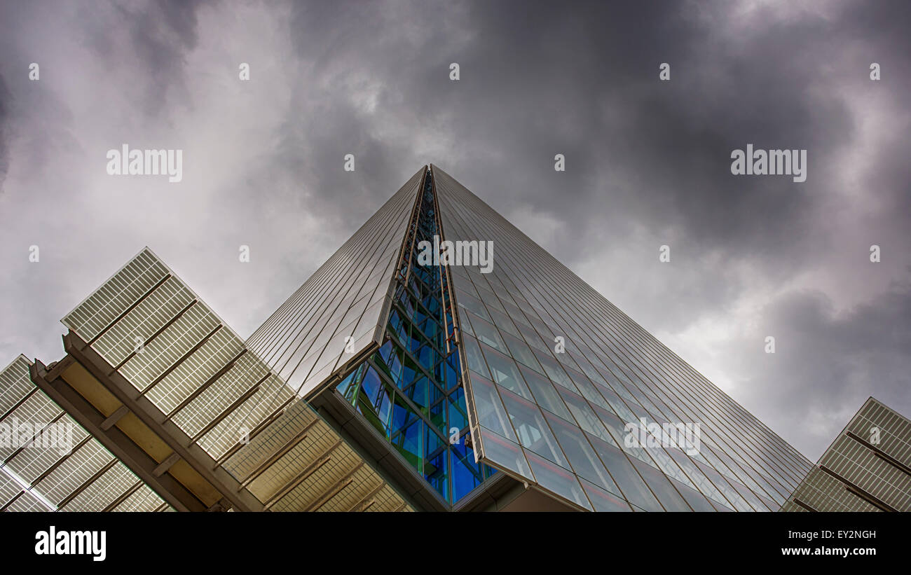 L'emblématique Shard à Londres vue de la base jusqu'à un côté de l'édifice moderne en verre sous un ciel couvert de nuages pendant la journée Banque D'Images