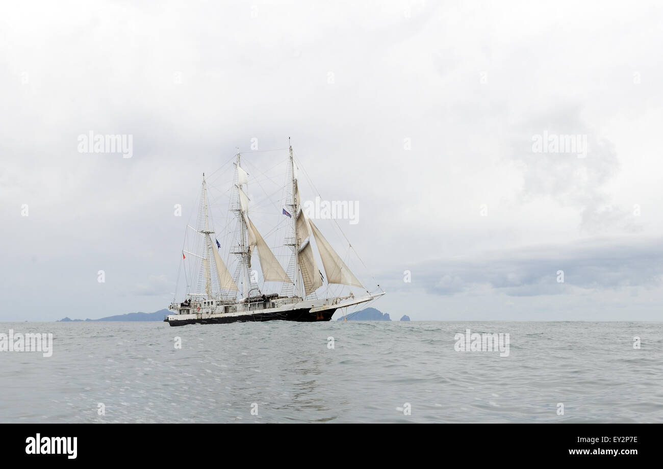 La barque gréé gréeur Carré Voiles Lord Nelson à proximité de St Kilda. Les îles de Dun, hirta et Boreray peut être vu Banque D'Images