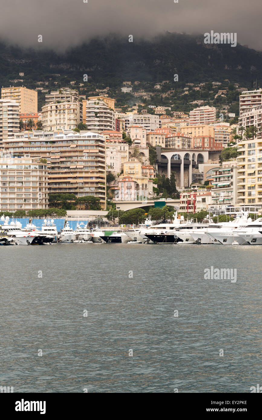 L'image de Monaco avec les nuages couvrant les montagnes qui entourent la principauté Banque D'Images