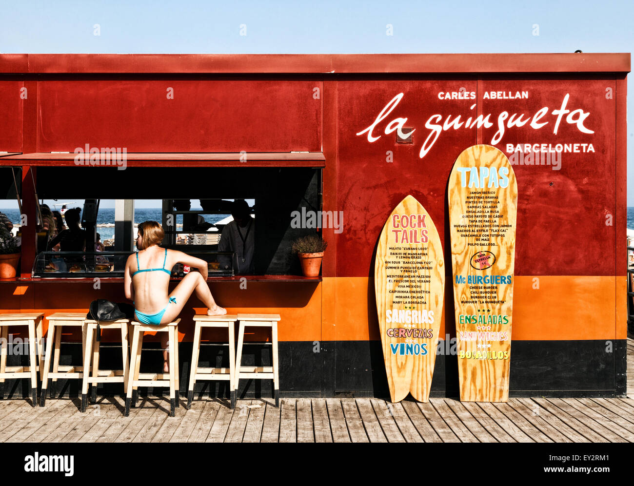 Un touriste à un café-bar de plage de Barcelone, la plage de Barceloneta, Barcelone Espagne Europe (voir aussi numéro de l'image EY1748 ) Banque D'Images