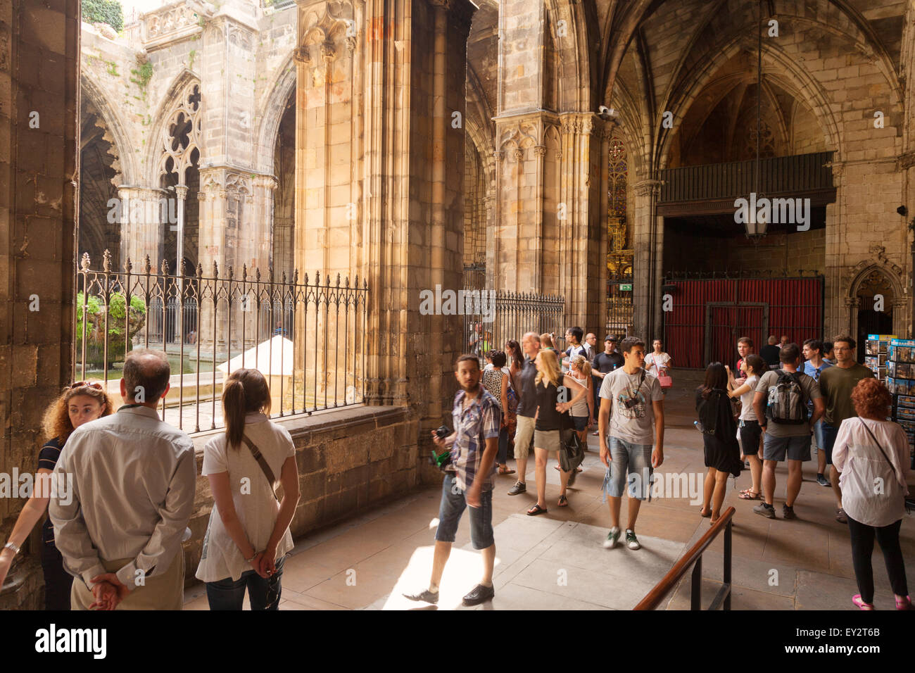 Les touristes à l'intérieur de la cathédrale de Barcelone, le Barri Gotic (Quartier Gothique), Barcelone, Espagne Europe Banque D'Images