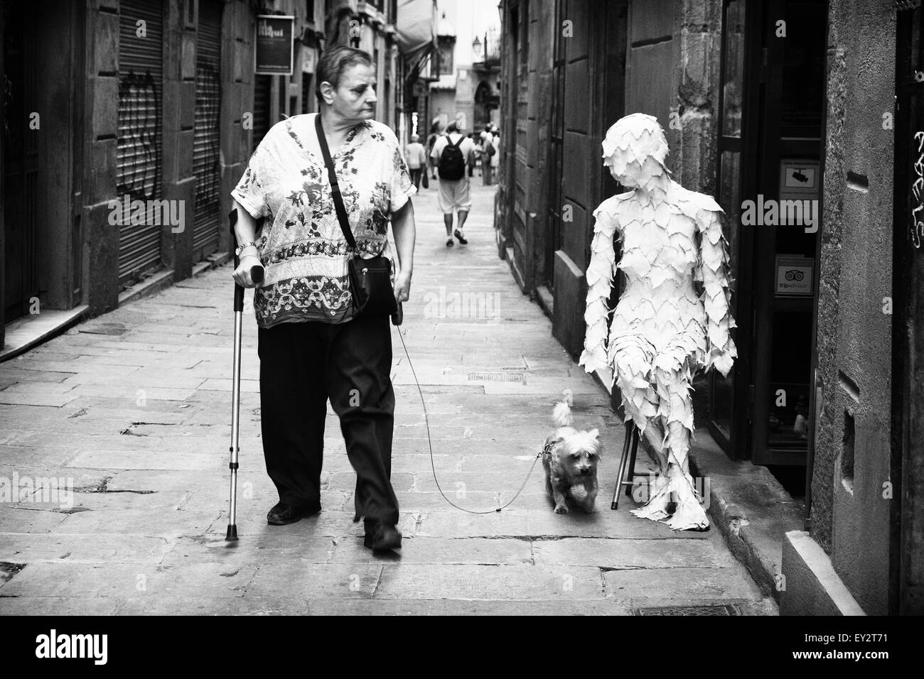 Barcelone, scène de rue, femme de la région à la boutique inhabituelle au mannequin, Quartier Gothique (Barri Gotic), Barcelone Espagne Europe Banque D'Images