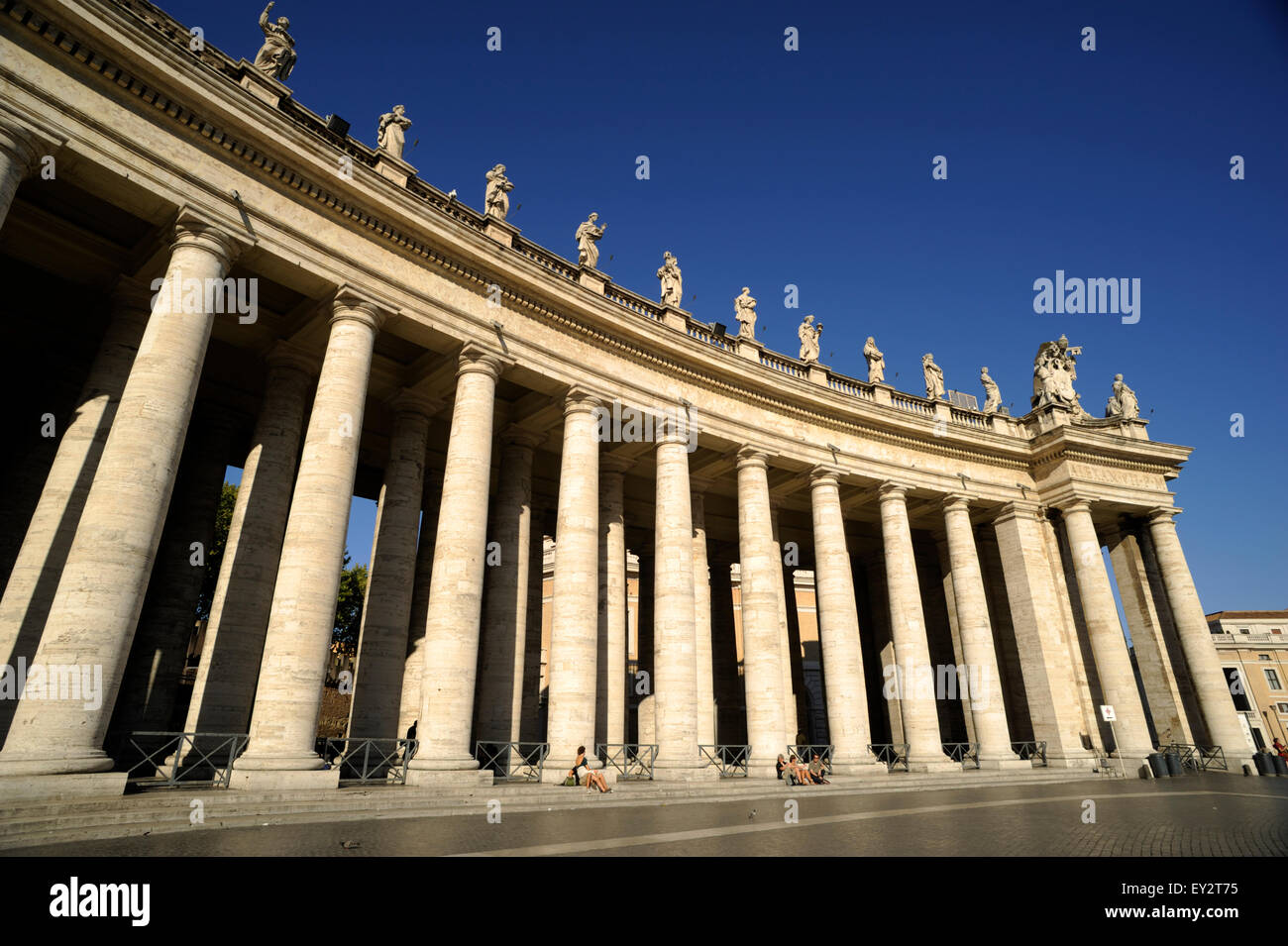 Italie, Rome, place Saint-Pierre, colonnade Bernini Banque D'Images