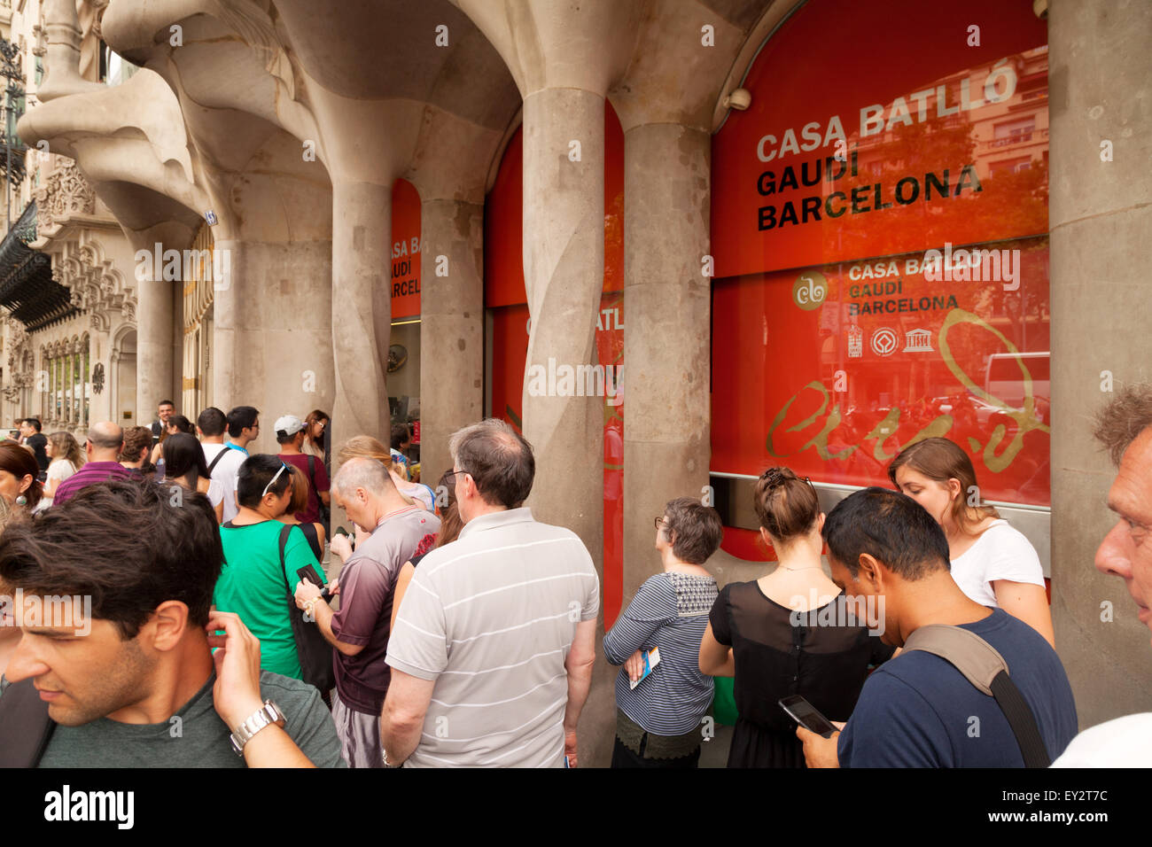 Les touristes queue devant la Casa Batllo de Gaudi, le quartier de Gracia, Barcelone, Espagne Europe Banque D'Images