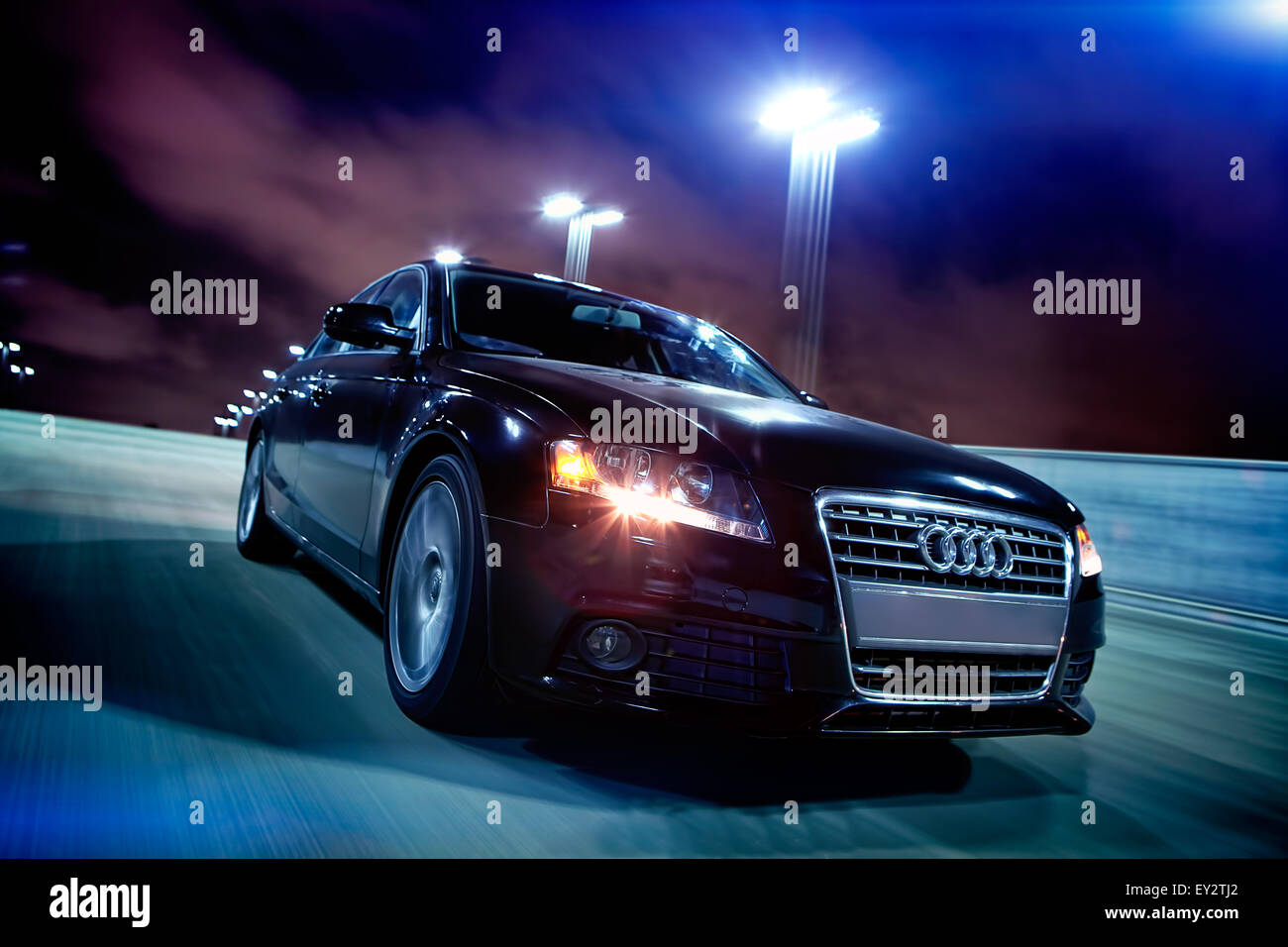 Audi A4 à la vitesse de conduite de nuit Banque D'Images