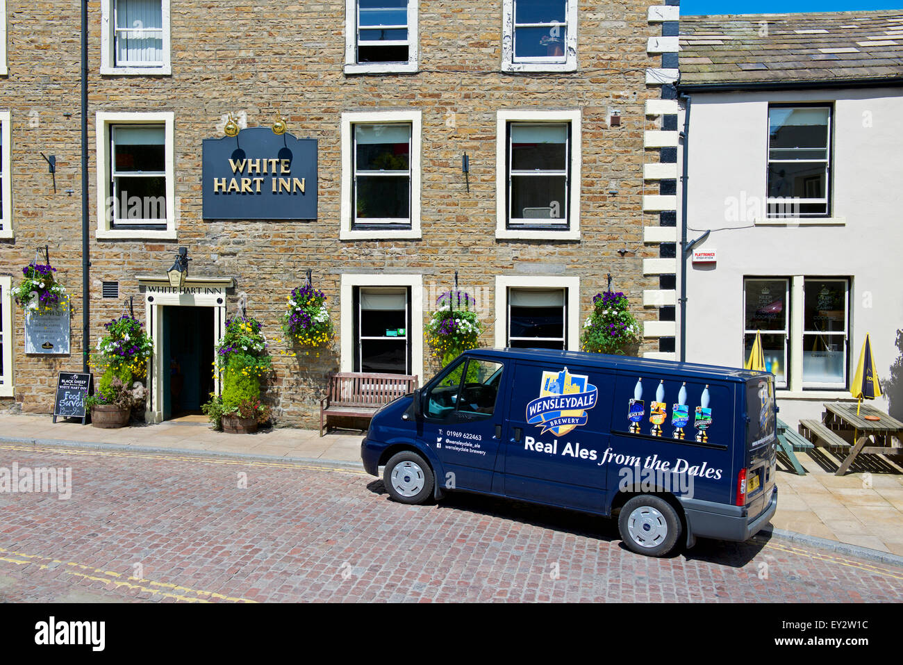Livraison de bière à l'extérieur du van White Hart Inn, à Hawes, Wensleydale, Yorkshire Dales National Park, North Yorkshire, England UK Banque D'Images