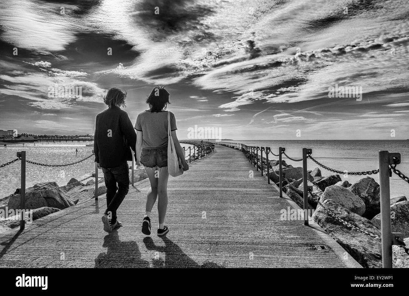 Jeune couple tenir la main autour du bras de mer Neptune Herne Bay Kent Banque D'Images