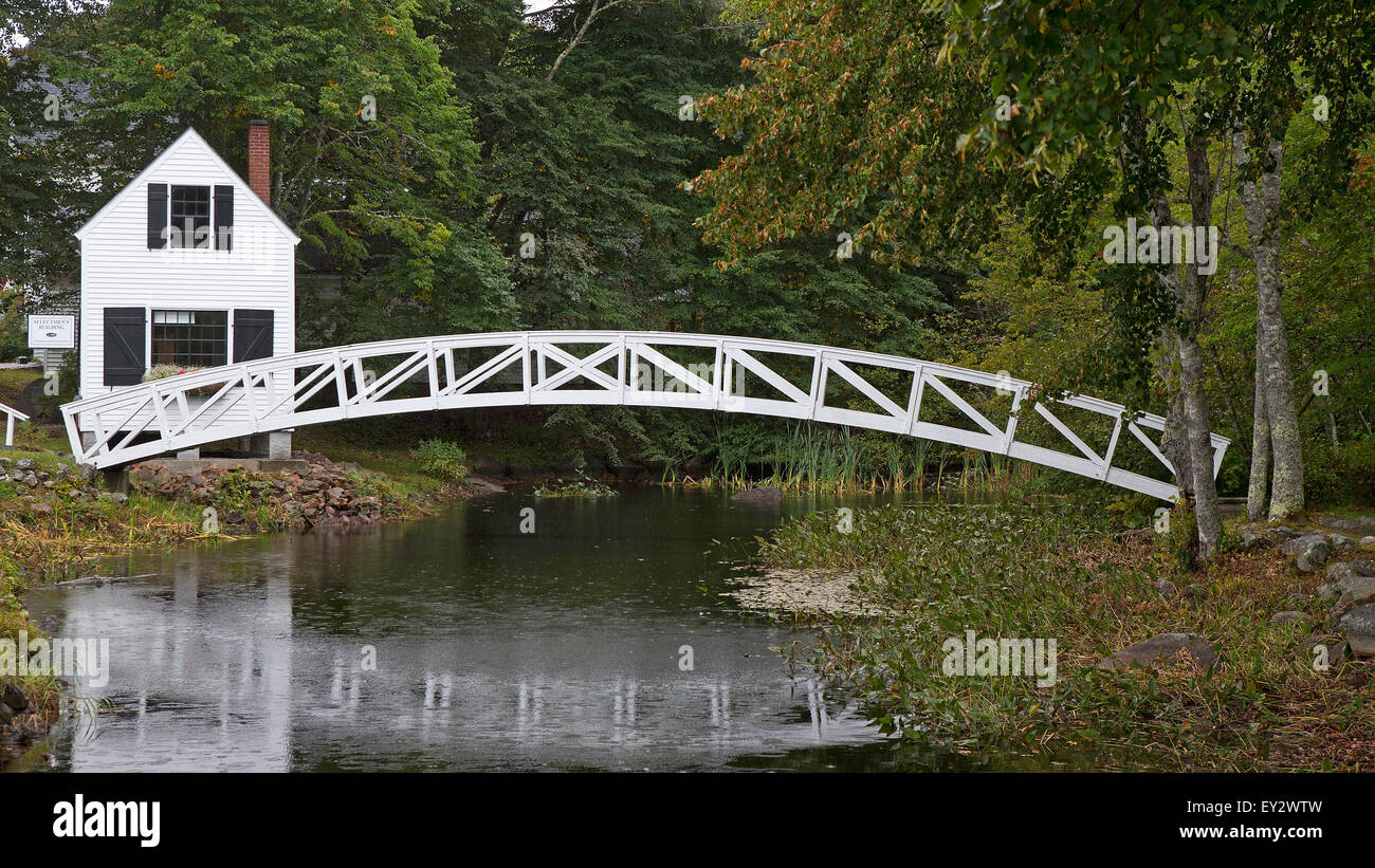 1780 Selectmen's Building avec passerelle au-dessus de l'étang, Somesville, Maine, États-Unis d'Amérique Banque D'Images