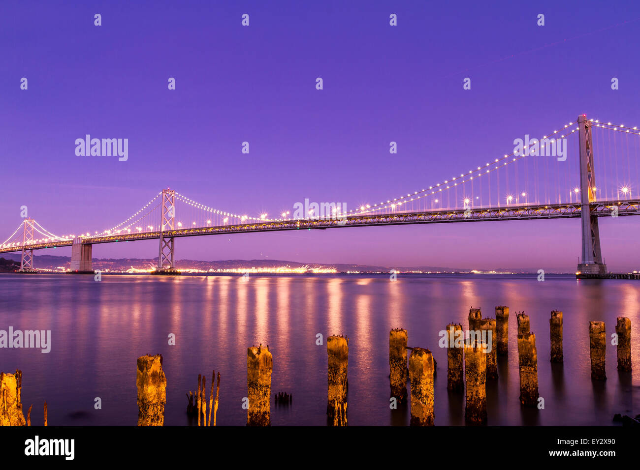 Le Bay Bridge d'Oakland qui relie San Francisco à Oakland la nuit depuis l'Embarcadero, San Francisco, Californie Banque D'Images
