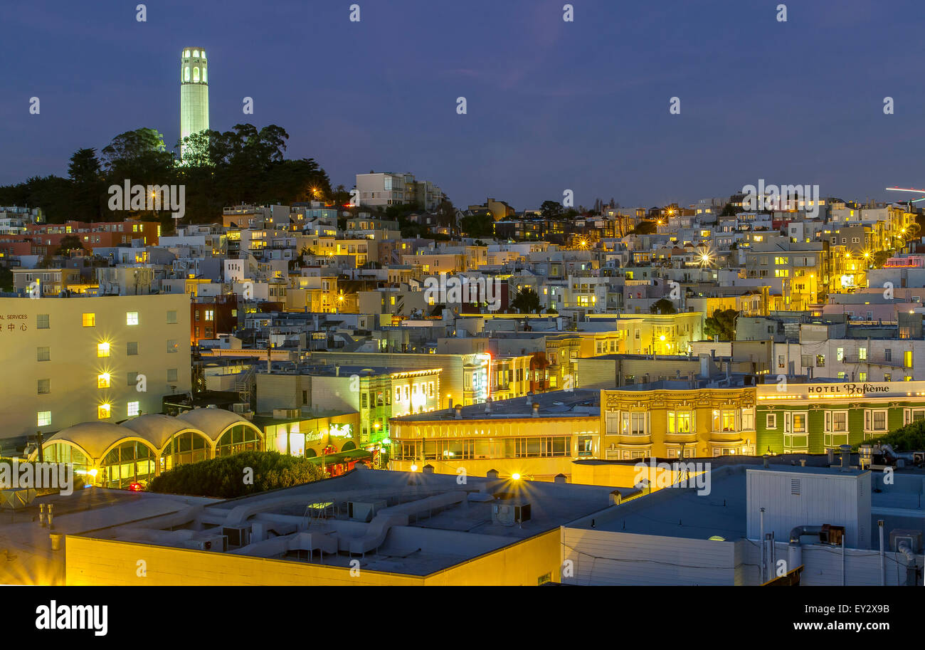 Coit Tower une tour en béton au sommet de Telegraph Hill la nuit depuis un toit de Chinatown, San Francisco, Californie, États-Unis Banque D'Images