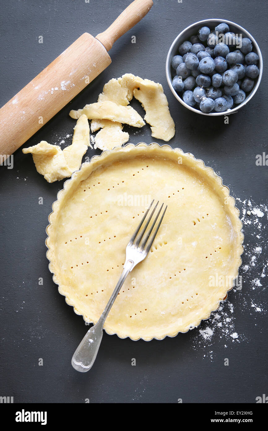 Plat à tarte à base de pâte avant d'être rempli pour le faire cuire.vue d'en haut. Banque D'Images