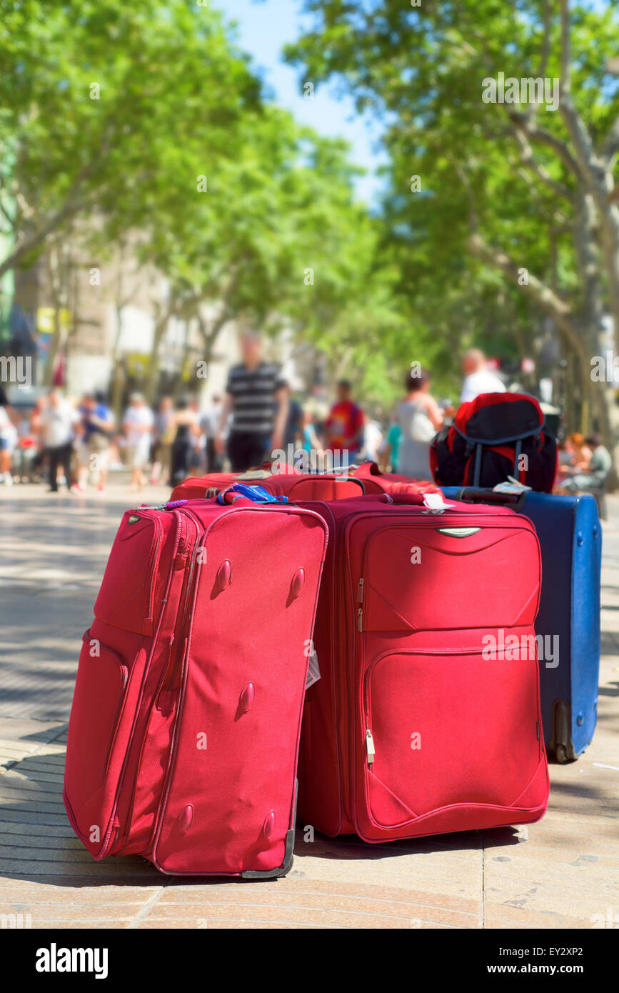 Certains bagages lors de la célèbre Las Ramblas à Barcelone, Espagne Banque D'Images