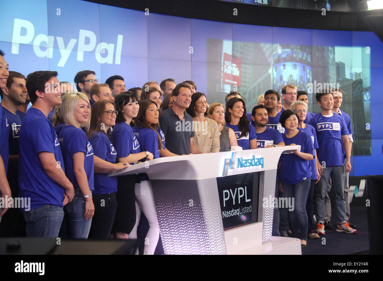 New York, USA. 20 juillet, 2015. PayPal Président et chef Dan Schulman (C) pose pour des photos avec les employés au cours de la société relister sur le Nasdaq à New York, États-Unis, 20 juillet 2015. PayPal voit un grand potentiel dans le marché chinois et s'attend à poursuivre sa croissance dans le pays, un cadre supérieur de la géant de paiement en ligne, a déclaré lundi, peu après que la société re-inscrite au Nasdaq. © Huang Jihui/Xinhua/Alamy Live News Banque D'Images