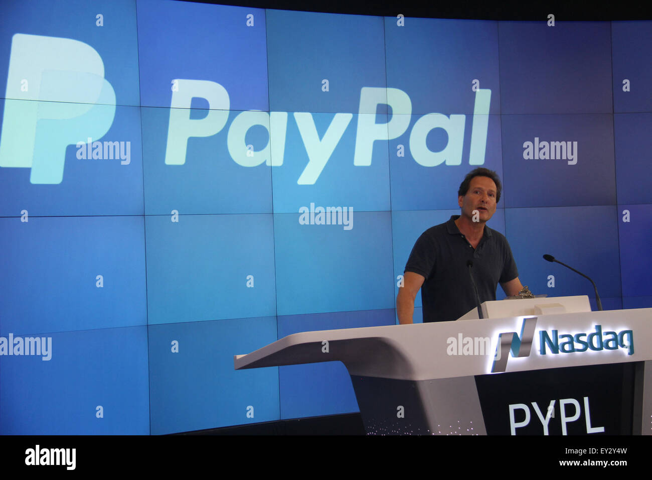 New York, USA. 20 juillet, 2015. PayPal Président et chef Dan Schulman parle avant que la cloche sonne au NASDAQ à New York, États-Unis, 20 juillet 2015. PayPal voit un grand potentiel dans le marché chinois et s'attend à poursuivre sa croissance dans le pays, un cadre supérieur de la géant de paiement en ligne, a déclaré lundi, peu après que la société re-inscrite au Nasdaq. © Huang Jihui/Xinhua/Alamy Live News Banque D'Images