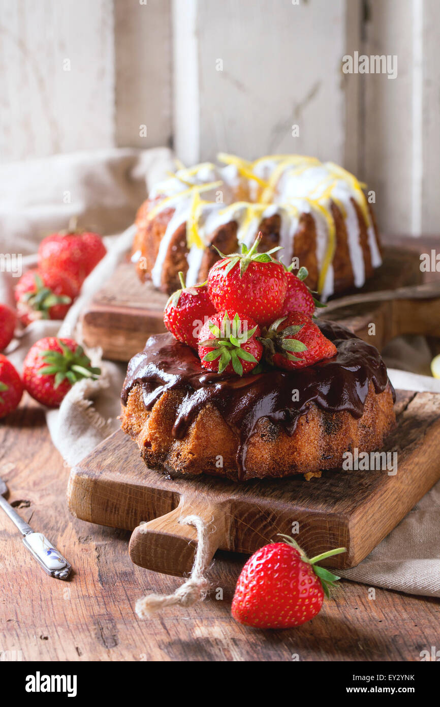 Des Gateaux Au Chocolat Avec Des Fraises Et Ganache Au Chocolat Noir Et Blanc De Givre Et De Zeste De Citron Servi Sur Planchette De Bois Photo Stock Alamy