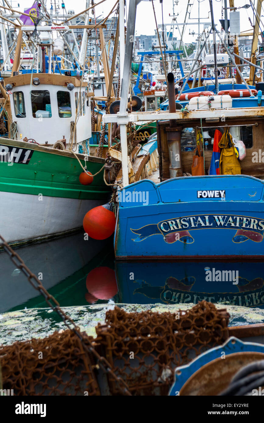 Les bateaux de pêche amarrés dans le port de Sutton harbour Plymouth. Banque D'Images