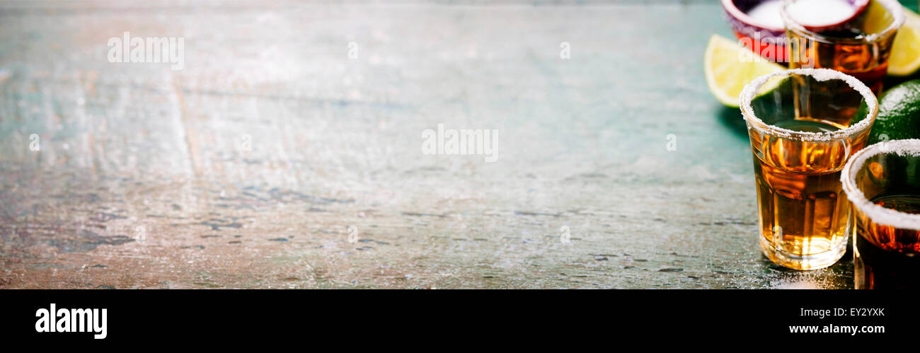 Tequila shots avec de la chaux et de sel sur fond rustique Banque D'Images