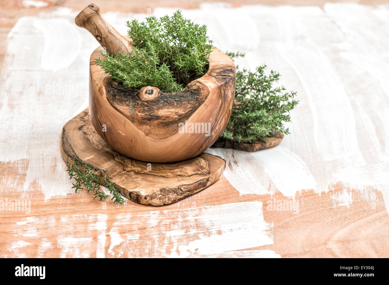 Branches de thym frais avec du mortier. Bois d'olive kithchen outils. Herbes et épices Banque D'Images