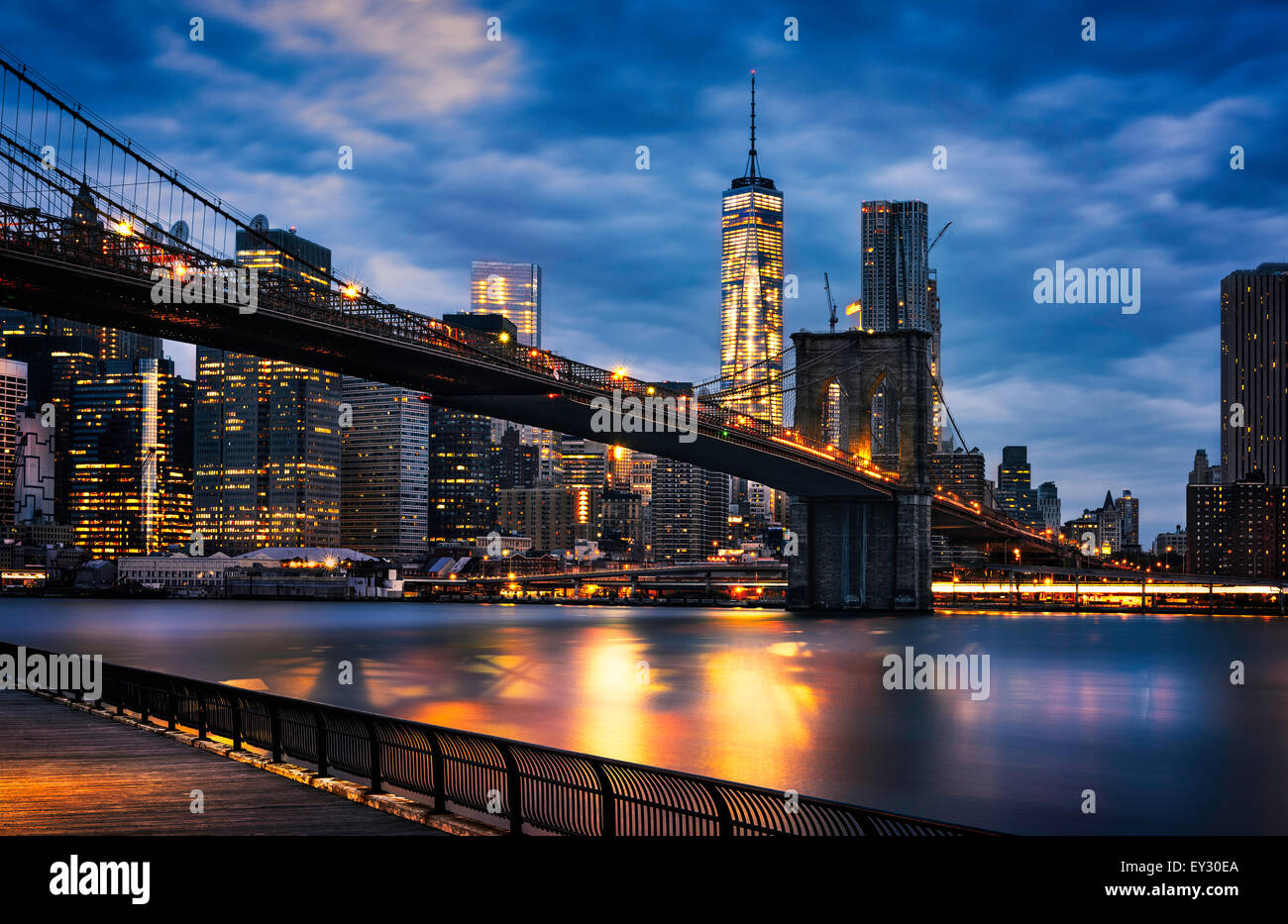 New York City - beau lever de soleil au-dessus de Manhattan et le pont de Brooklyn, États-Unis Banque D'Images