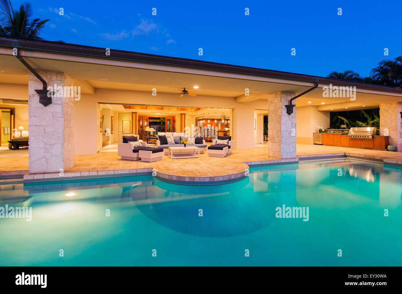Belle maison de luxe avec piscine au coucher du soleil Banque D'Images