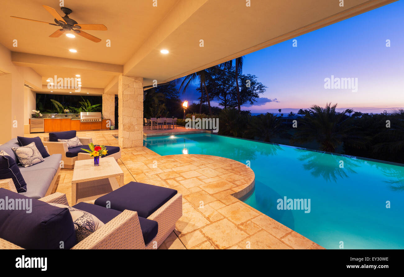 Belle maison de luxe avec piscine au coucher du soleil Banque D'Images