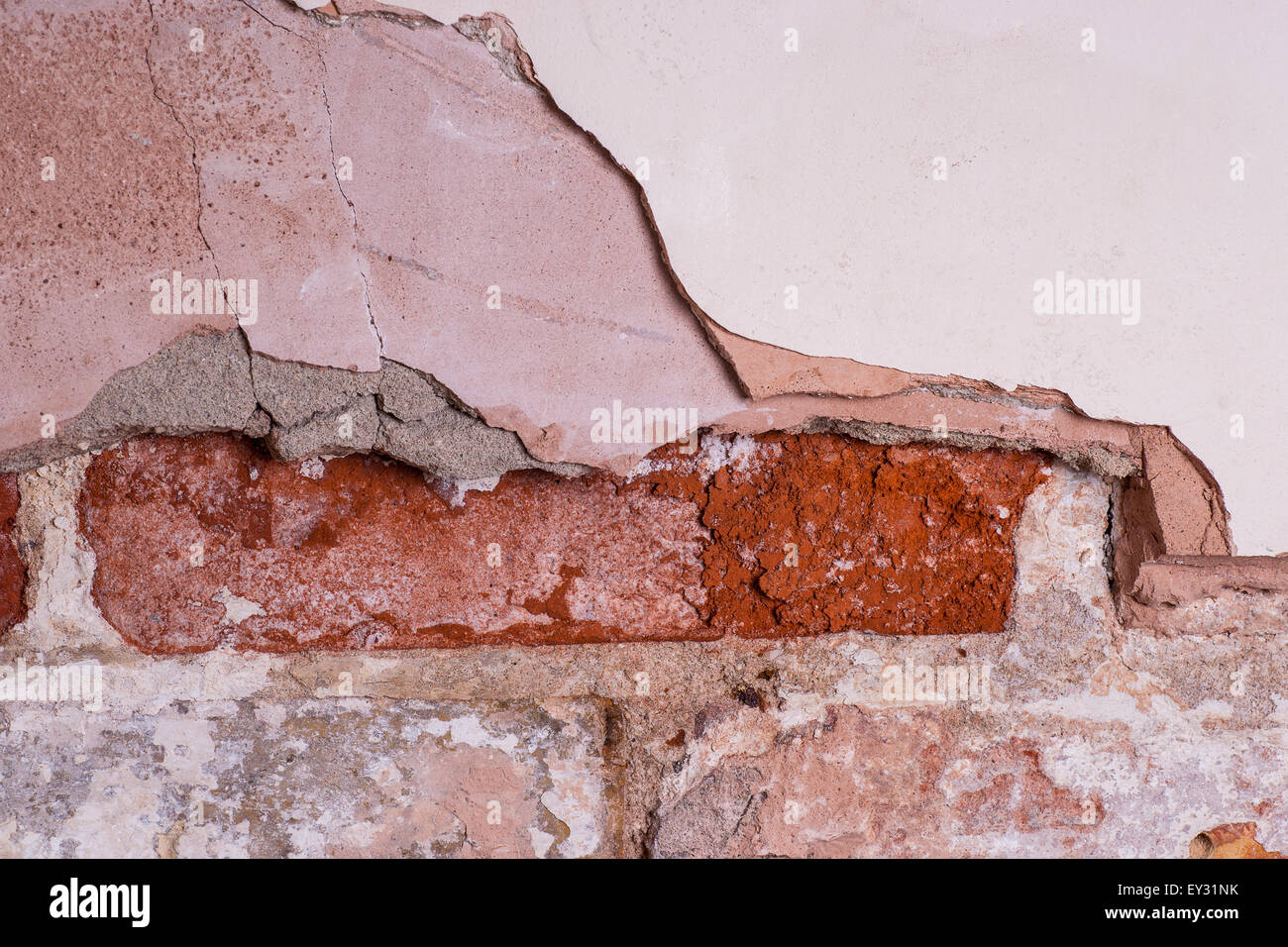 Mur de brique intérieur avec plâtre manquants ou endommagés Banque D'Images