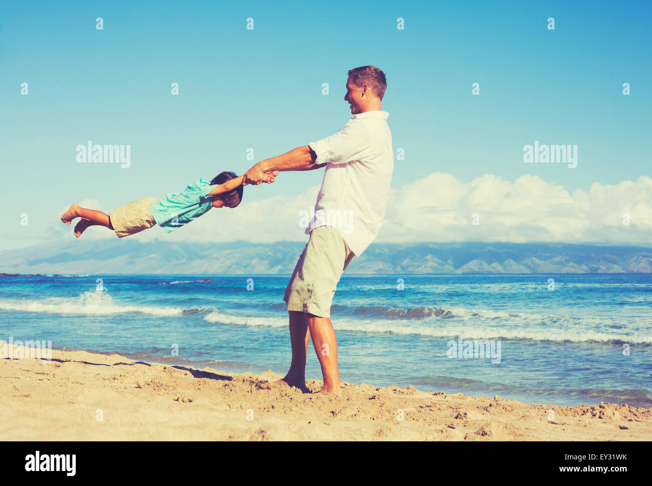 Heureux père et fils jouer ensemble à la plage. Vacances été amusant de vie. Banque D'Images