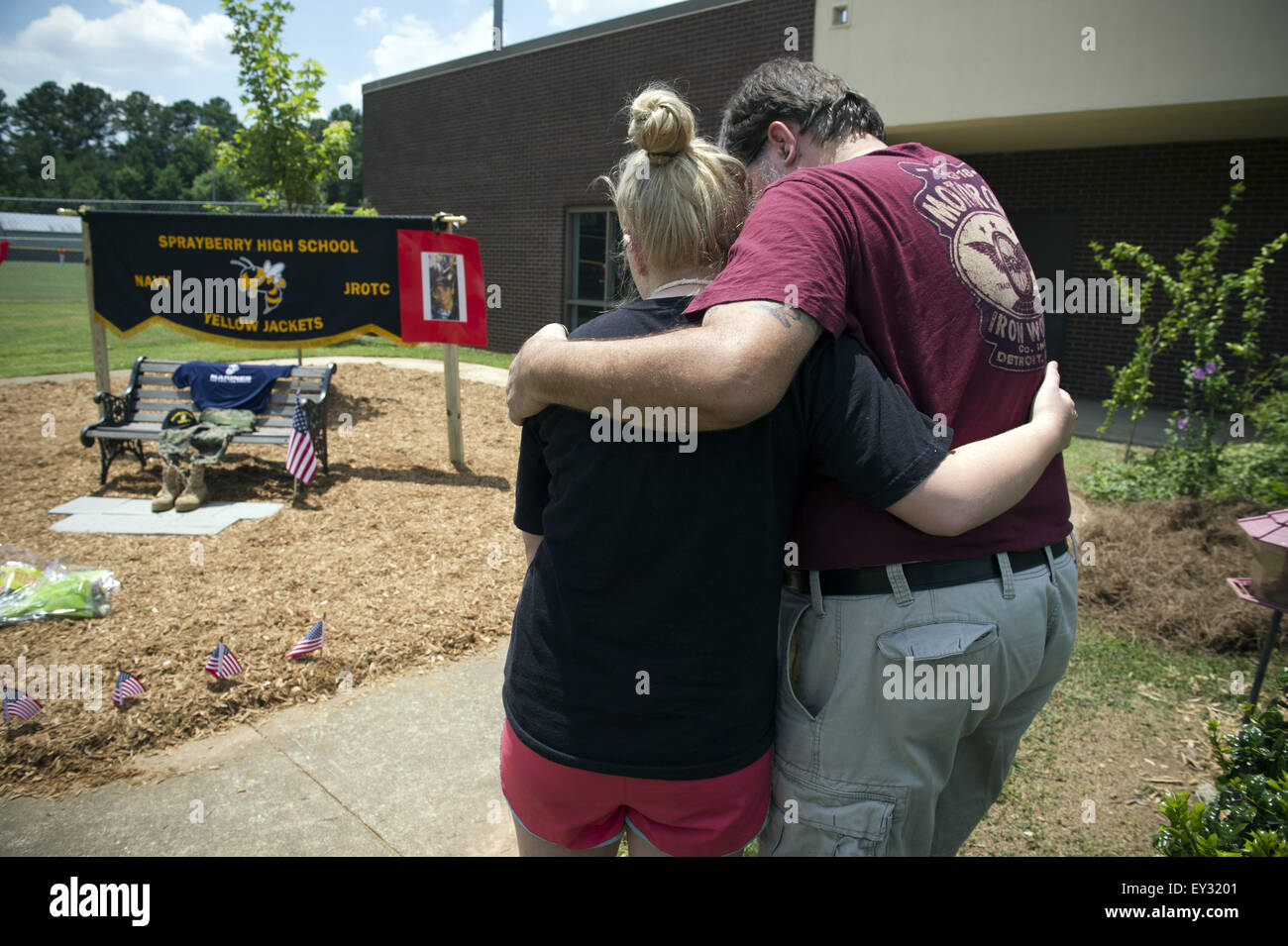 Marietta, Géorgie, USA. 17 juillet, 2015. JROTC collègues cadets à Sprayberry High School à rassembler rapidement créé Memorial Garden en dehors de l'école à l'honneur de la Marine américaine Lance Corporal Skip to Wells qui a été tué dans l'homme armé rampage. © Robin Rayne Nelson/ZUMA/Alamy Fil Live News Banque D'Images