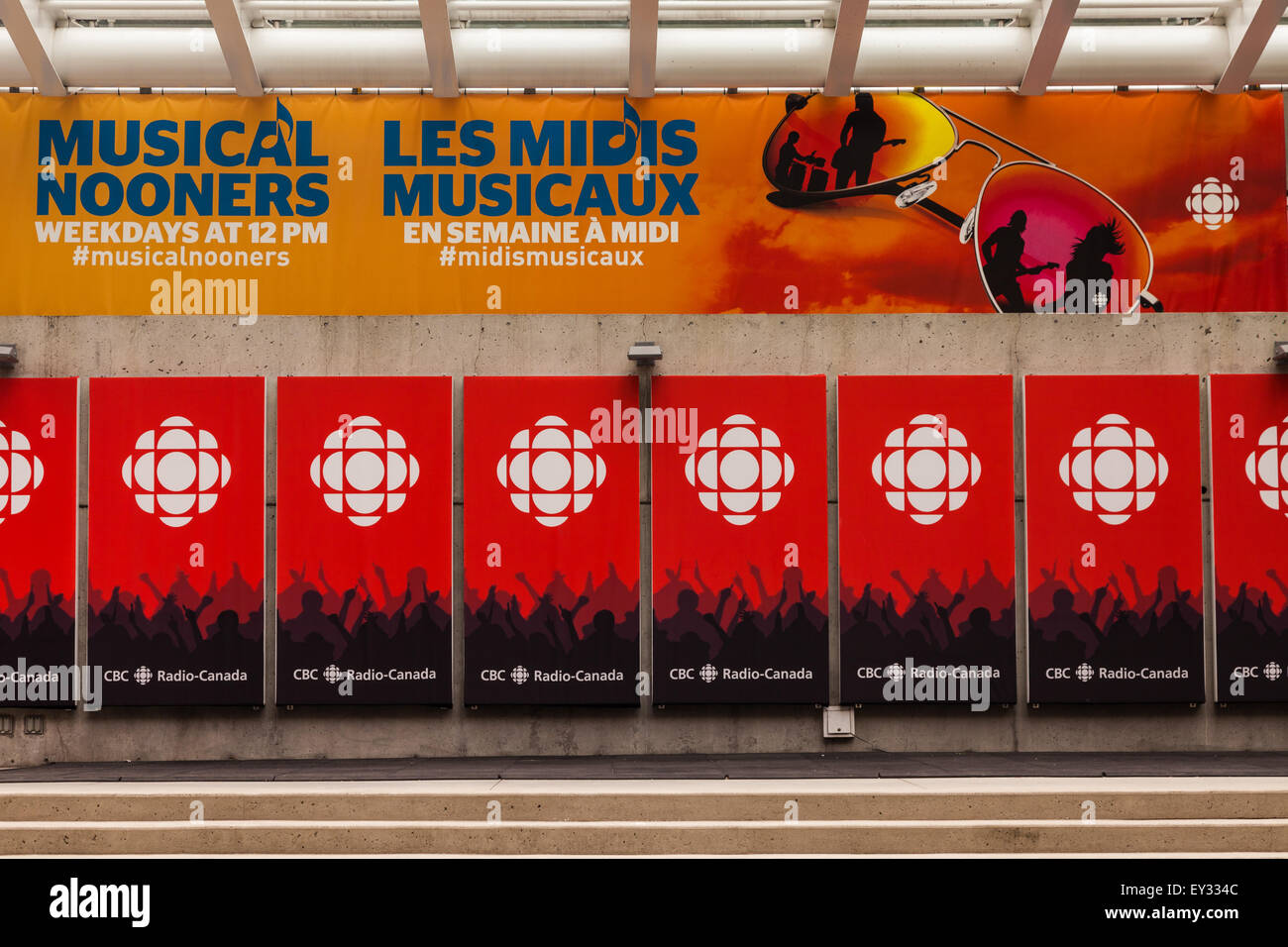 En dehors de la plaza immeuble de Radio-Canada au centre-ville de Vancouver, le site de musique gratuite concerts Banque D'Images En dehors de la plaza immeuble de Radio-Canada au centre-ville de Vancouver, le site de musique gratuite concerts Banque D'Images