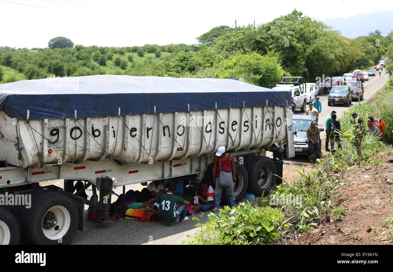 L'État de Michoacan, au Mexique. 20 juillet, 2015. Les gens bloquer une route avec un camion après la mort de trois civils, dans Ixtapilla state, Mexico, le 20 juillet 2015. La Commission nationale des droits de l'homme, pour son sigle en espagnol), a commencé l'enquête de la mort de trois civils dans l'état de Michoacan et sept à Zacatecas, dans lesquels les membres de l'armée ont été impliqués. Credit : Armando Solis/Xinhua/Alamy Live News Banque D'Images