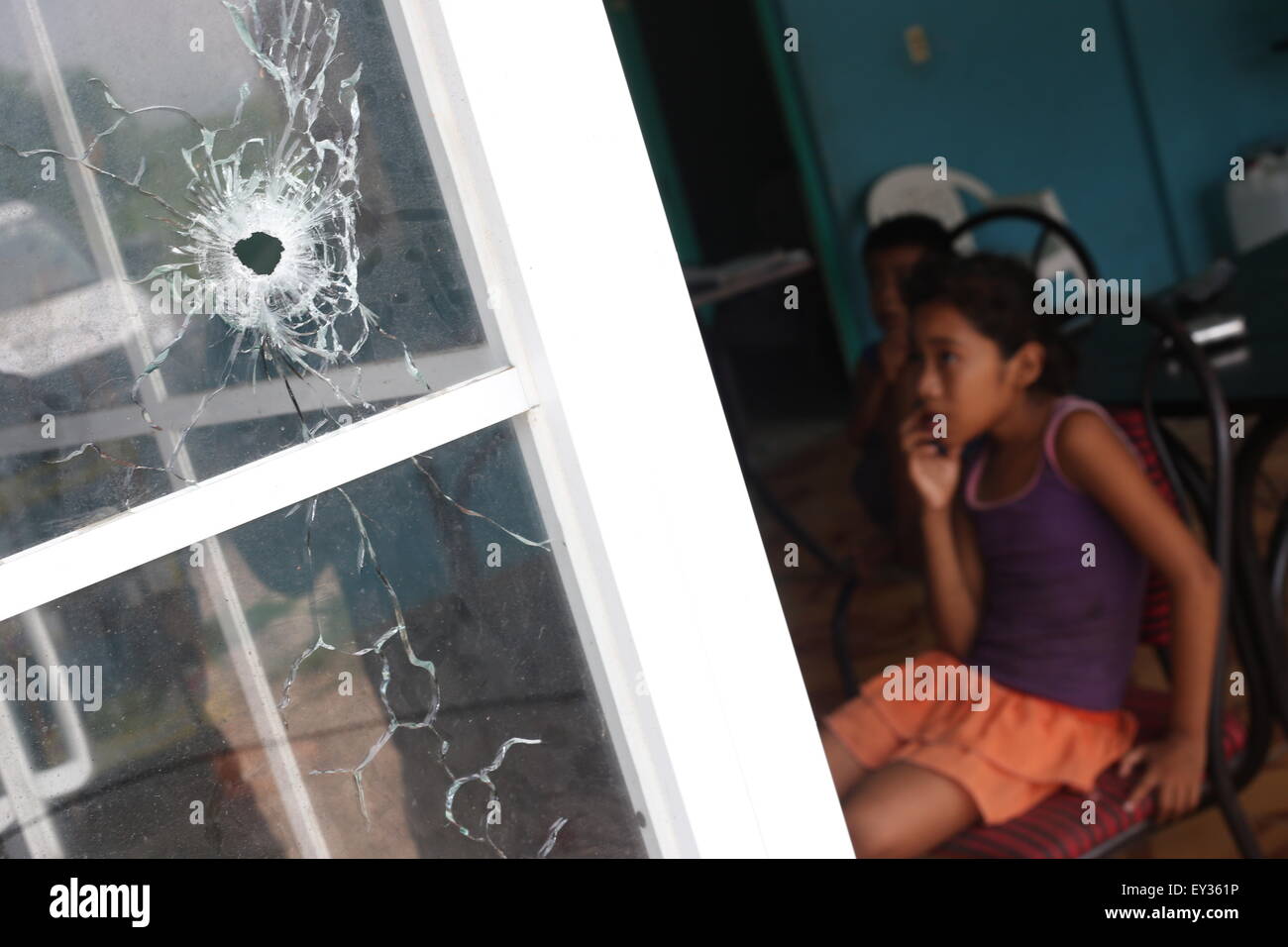 L'État de Michoacan, au Mexique. 20 juillet, 2015. Siège enfants à côté d'une fenêtre endommagée, dans Ixtapilla state, Mexico, le 20 juillet 2015. La Commission nationale des droits de l'homme, pour son sigle en espagnol), a commencé l'enquête de la mort de trois civils dans l'état de Michoacan et sept à Zacatecas, dans lesquels les membres de l'armée ont été impliqués. Credit : Armando Solis/Xinhua/Alamy Live News Banque D'Images