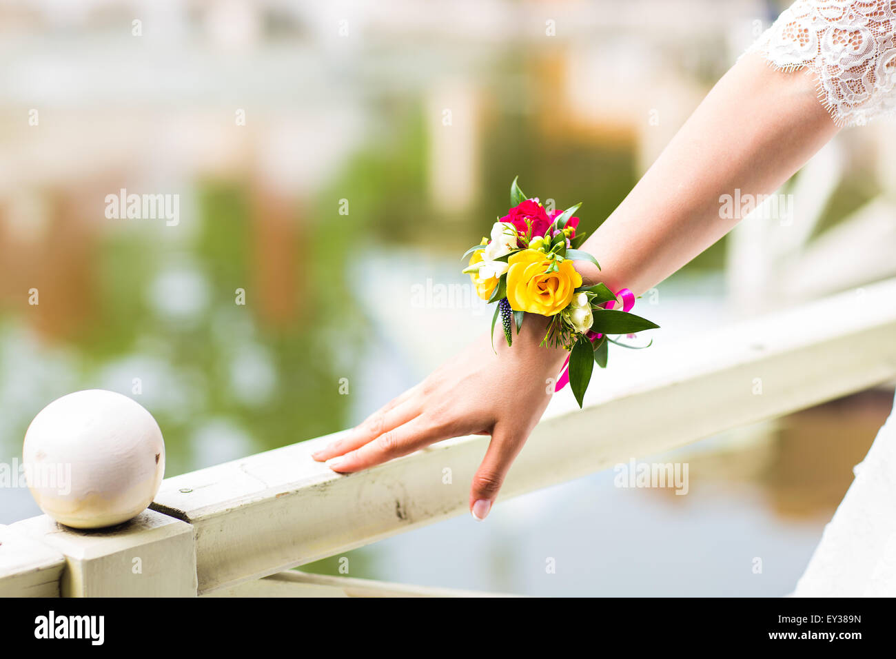 Bracelet de fleurs pour la mariée Photo Stock - Alamy