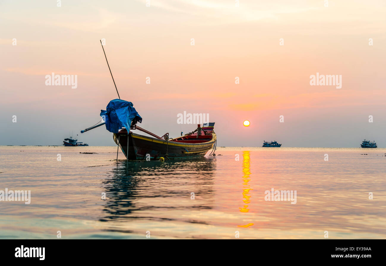 Bateau Longtail, Mer de Chine du Sud au coucher du soleil avec des bateaux, Golfe de Thaïlande, Koh Tao island, Thaïlande Banque D'Images