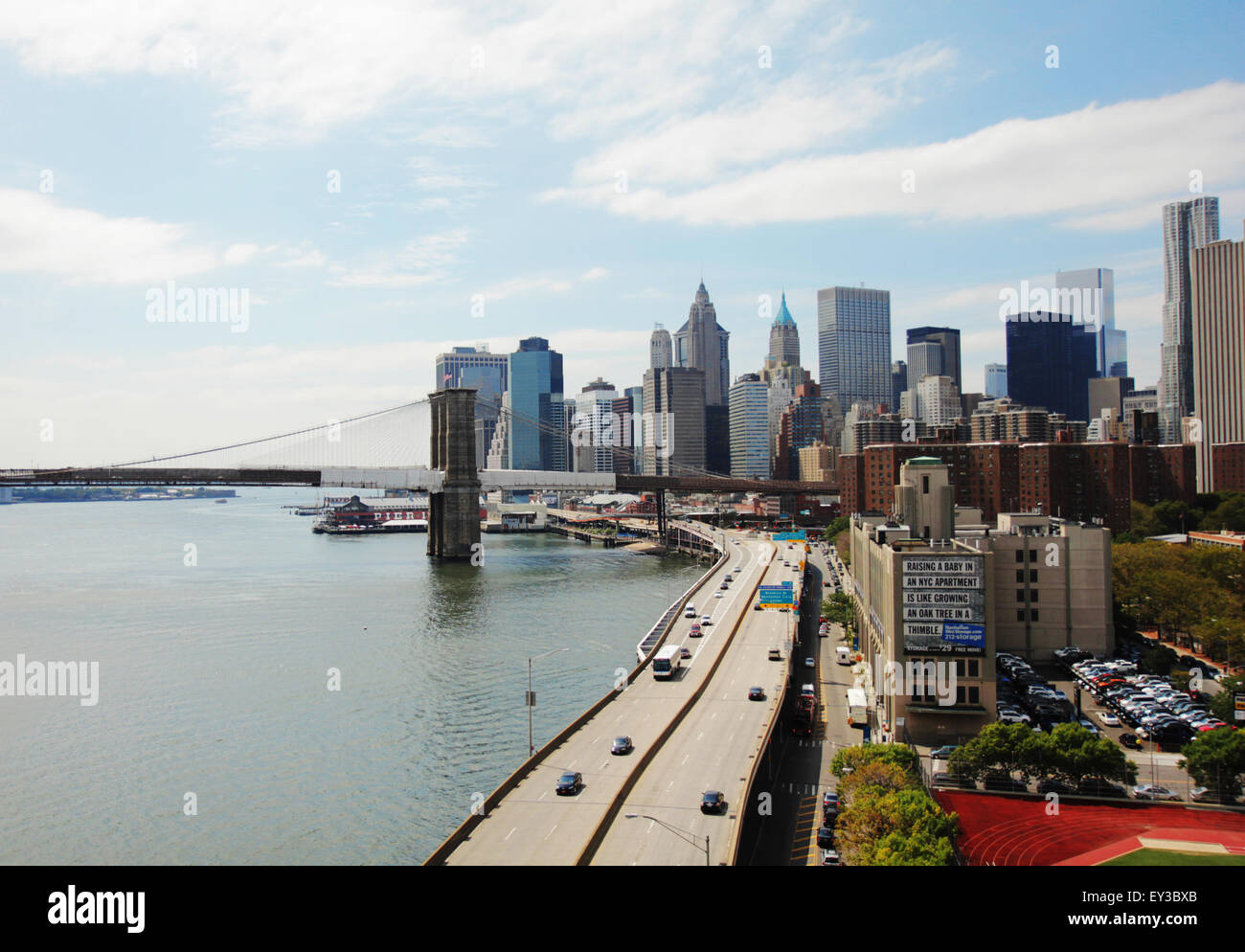 À la FDR Drive down at the Brooklyn Bridge avec le Manhattan sur les toits de la ville dans le contexte de la ville de New York. Banque D'Images