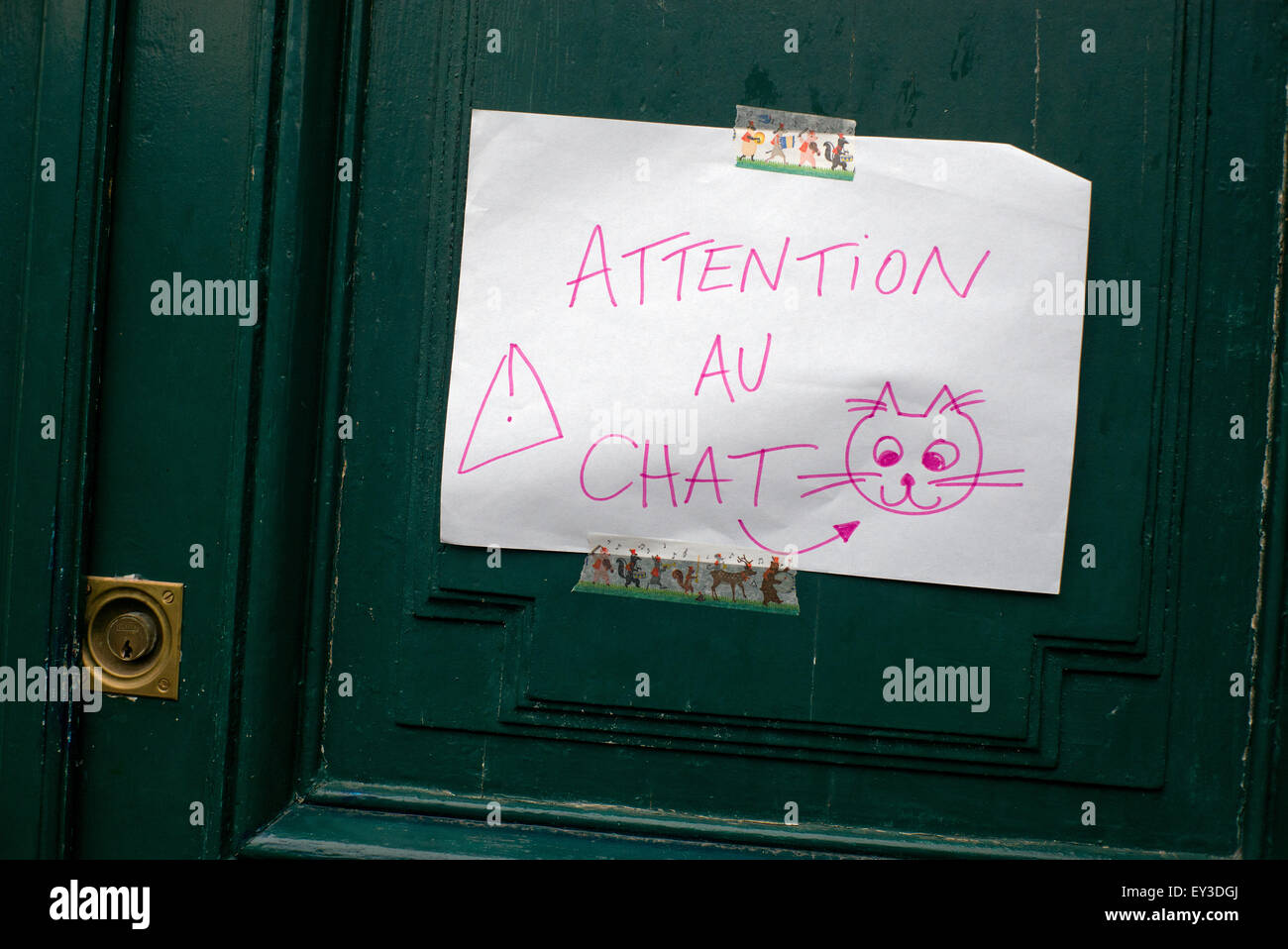 Avis sur la main vieille porte verte "Méfiez-vous du chat' 'Attention au chat' Arles Provence France Banque D'Images