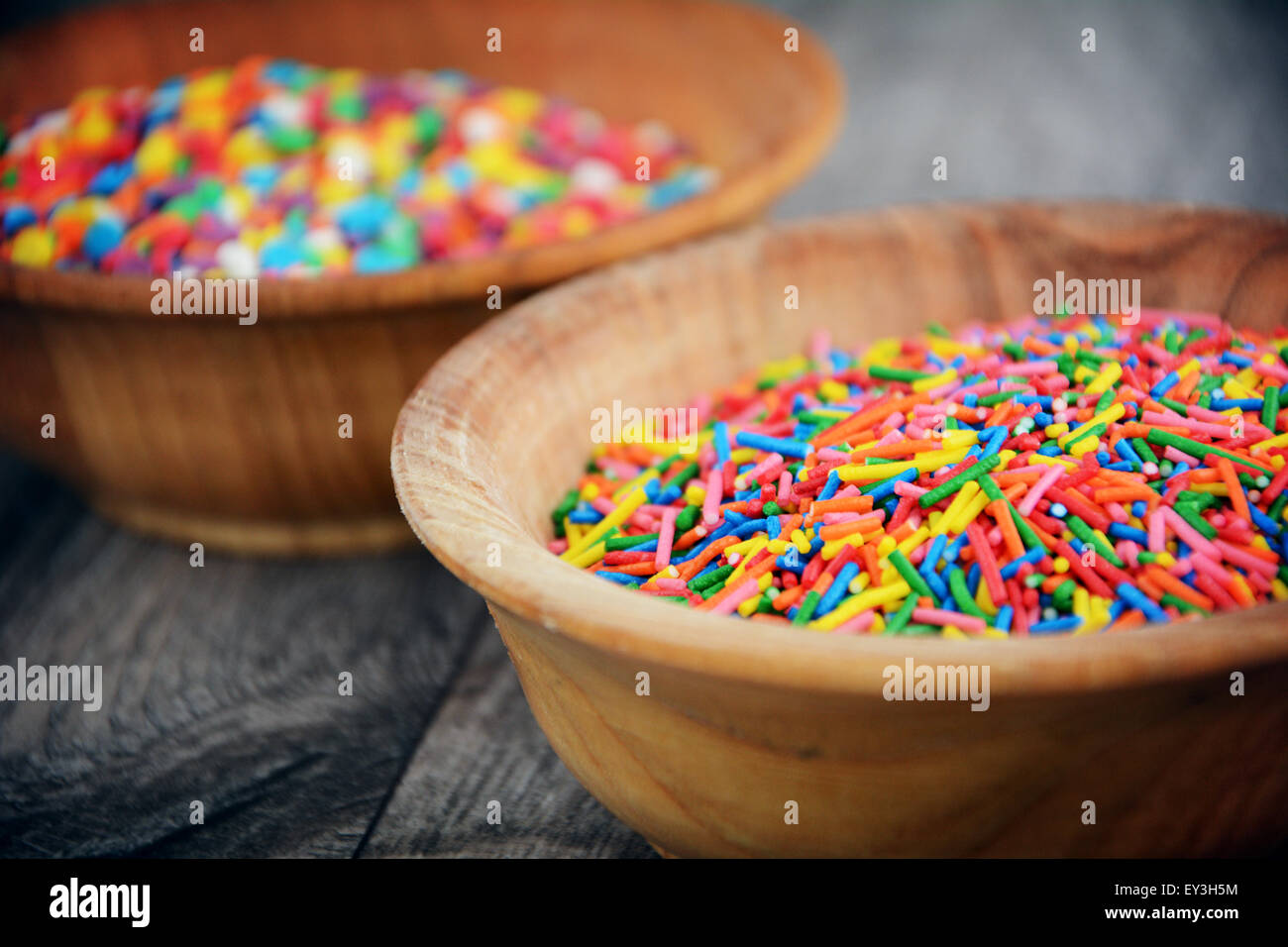 Sprinkles colorés dans le bol sur la table Banque D'Images