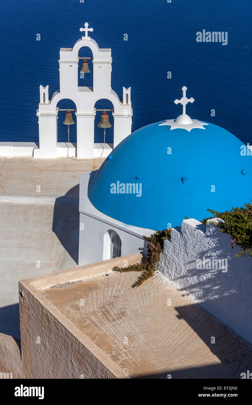 Dôme bleu et clocher, célèbre église Agioi Theodori à Firostefani Santorini Grèce Banque D'Images