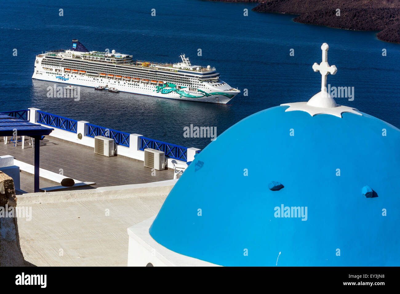 Santorin, bateau de croisière amarré dans la caldeira, Cyclades, Mer Égée, Grèce dôme Église bleu Banque D'Images