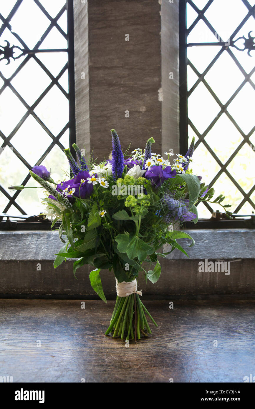 Un bouquet de fleurs de mariage bleu et blanc. Banque D'Images