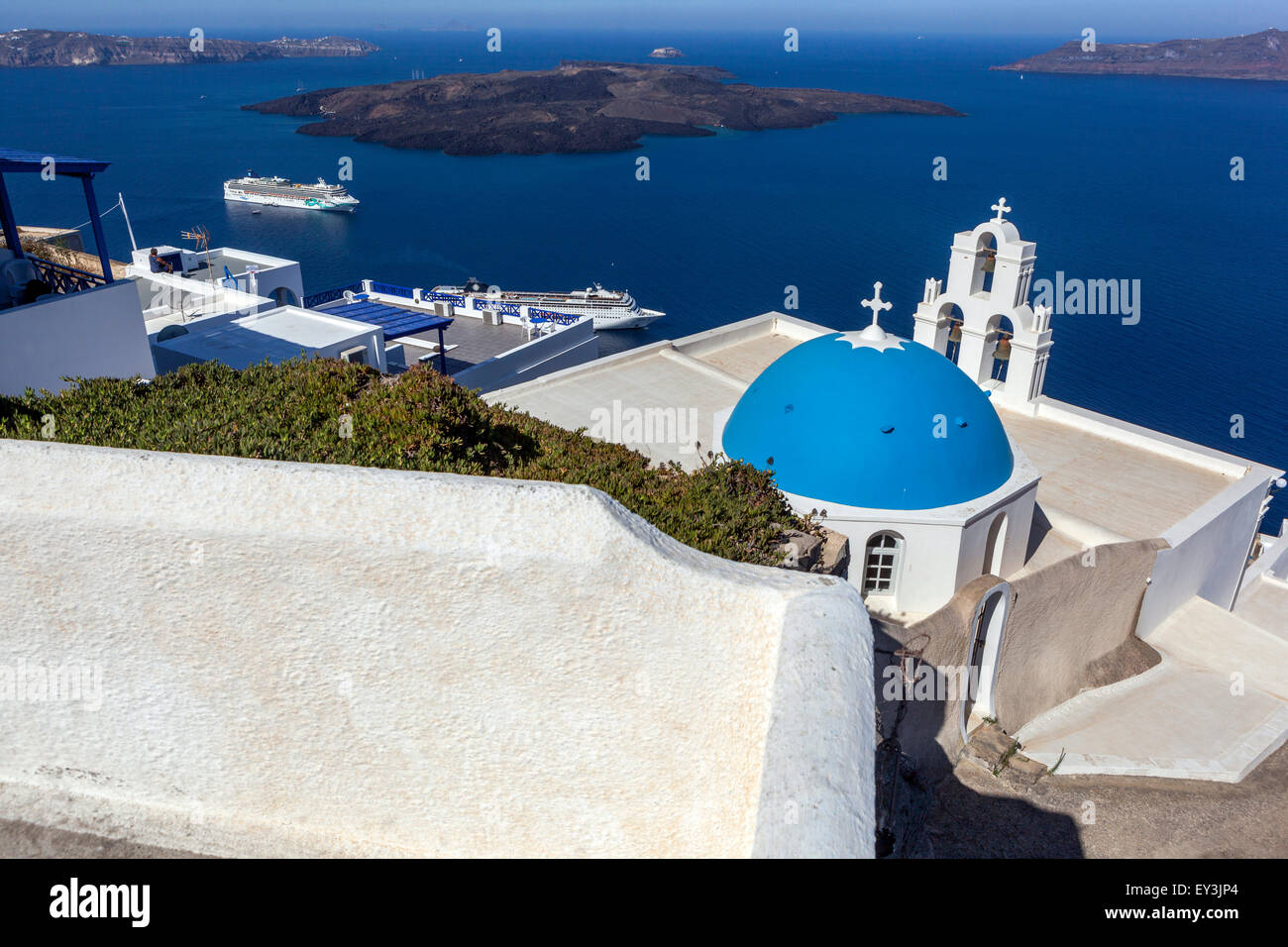 Dôme bleu et clocher de l'église d'Agioi Theodori, célèbre dans Firostefani Santorini, Cyclades, Mer Égée, Grèce Banque D'Images