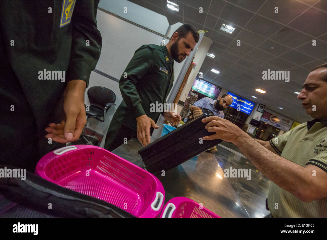 Contrôle de sécurité, l'aéroport de Zahedan, Iran Banque D'Images