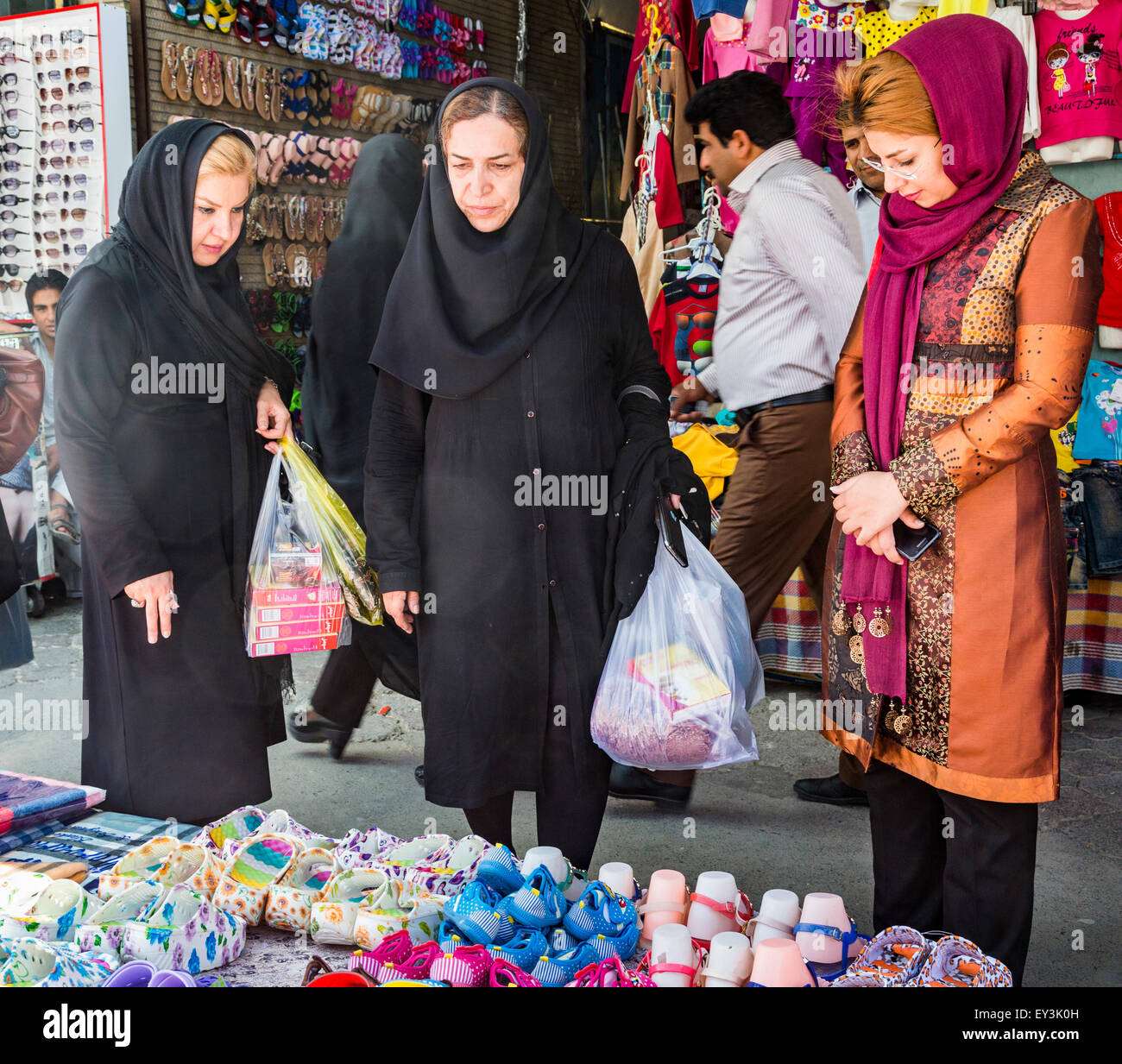Les femmes iraniennes shopping pour les chaussures, bazar, Zahedan, Iran Banque D'Images