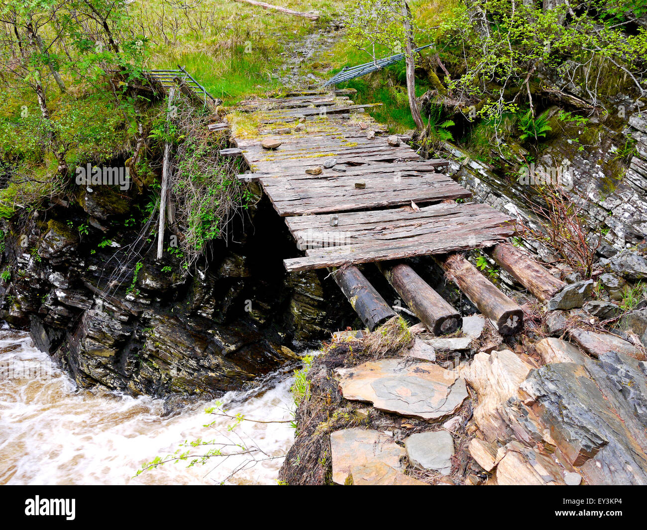 L'emploi précaire à la traversée de pont sur la rivière Dundonnell, Wester-Ross, Ecosse, Royaume-Uni. Banque D'Images