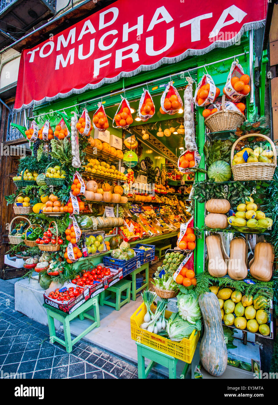 Espagne, Madrid, Justicia, tomad mucha fruta ; mangez beaucoup de fruits, les fruits et légumes dans la Calle de Fernando VI Banque D'Images